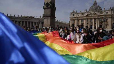 Папа римский разрешил благословлять однополые пары