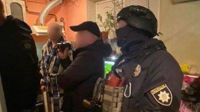 На Днепропетровщине мужчина с гранатой ворвался в банк: что удалось выяснить полиции