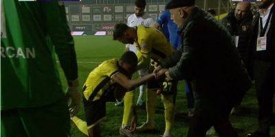 В Турции футболист на коленях уговаривал президента не останавливать игру — видео