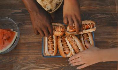 Такие могут уплетать даже дети: как сделать обычный хот-дог полезным