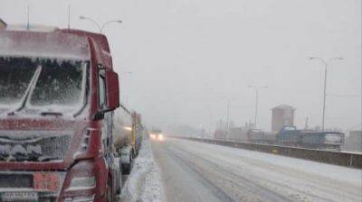 Из-за непогоды в Прикарпатье ограничили движение транспорта на нескольких дорогах