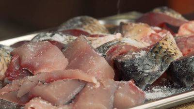 Простой секрет, который поможет быстро избавиться от запаха рыбы и лука на кухне
