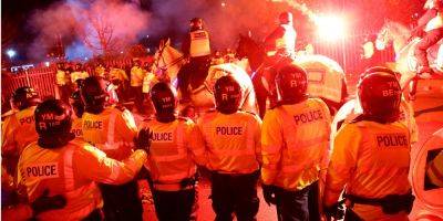Загорелся полицейский. В Англии требуют выгнать Легию из еврокубков из-за драки польских фанатов — фото