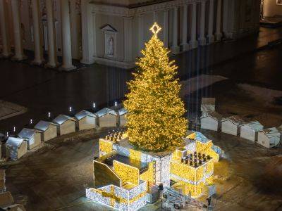 Натуральная Рождественская ёлка в Вильнюсе приглашает обратиться к нематериальным ценностям