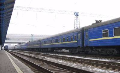 Непогода наделала бед: "Укрзализныця" предупредила пассажиров о задержке поездов – список