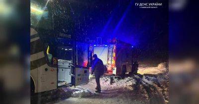 Попали в снежную ловушку: во Львовской области в снегу застрял автобус с 60 детьми