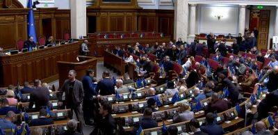 Депутаты Рады "автоматически" повысили свои зарплаты: что об этом думают украинцы