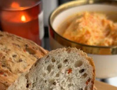 Намазка на хлеб за пять пять минут: незаменимый рецепт из того, что есть в каждом доме