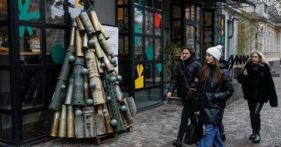 В Киеве на улице разместили елку из гильз артиллерийских снарядов (фото)