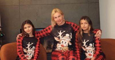 Камалия показала новогодний кадр с дочками (фото)