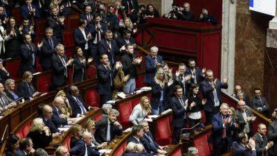 Франция меняет миграционное законодательство