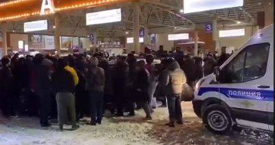 В Москве толпа мигрантов устроила стычку с полицией: Больше 50 арестовали, 22 выдворили из РФ