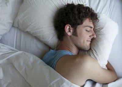 Как перестать храпеть, в какой позе спать, нужно ли менять подушку, рассказал врач