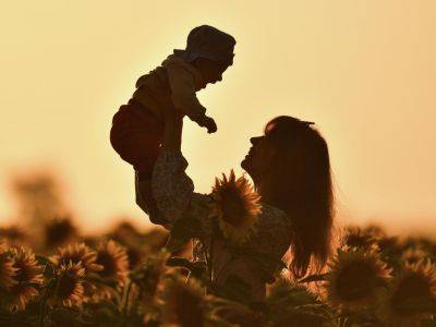 Какие выплаты положены одиноким матерям и как их получить