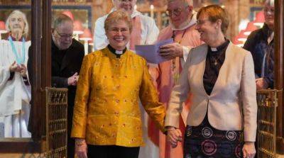 Англиканская церковь впервые благословила однополую пару женщин-священниц - obzor.lt