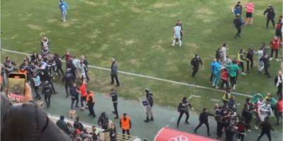 В Турции обезумевшие футболисты устроили массовую драку на поле — видео