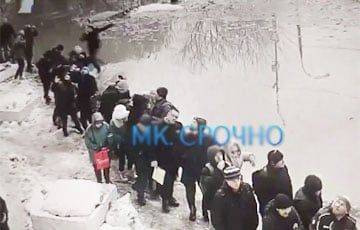 Под Москвой огромный кусок льда рухнул на головы россиян под военкоматом - charter97.org - Москва - Украина - Белоруссия