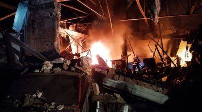 В Киевской области из-за падения обломков дронов загорелось предприятие – фото