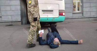 В Одессе женщина устроила "лежачий" протест под ТЦК: что произошло (видео)