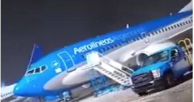 Шквалистый ветер сдул Boeing 737 со стоянки в аэропорту Буэнос-Айреса (видео) - focus.ua - Украина - Аргентина - Буэнос-Айрес