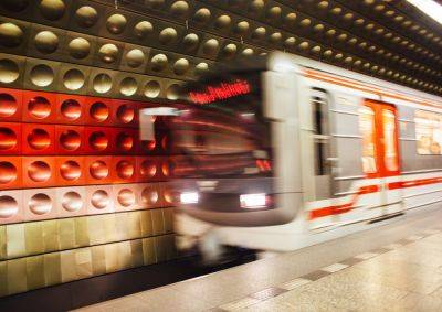 В метро Праги детская коляска скатилась с перрона под поезд