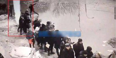 Под Москвой на стоявших возле военкомата россиян упала огромная глыба льда — видео