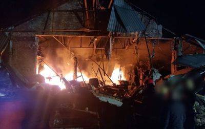 Атака дронов в Киевской области: повреждено предприятие, возник пожар