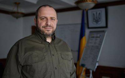 Трое детей министра обороны Украины стали гражданами США: СМИ сообщают подробности, пока беженцев зовут на войну