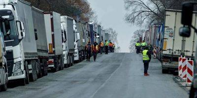Блокирование границ. Тысячи грузовиков до сих пор стоят в очередях возле пунктов пропуска — где тяжелее всего