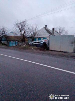 На Харьковщине авто въехало в столб и перевернулось: есть пострадавшие