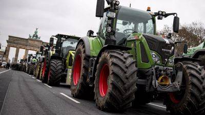 Немецкие фермеры приехали на акцию протеста на тракторах