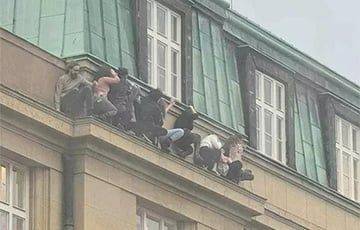 В результате стрельбы в университете в Праге погибли 10 человек