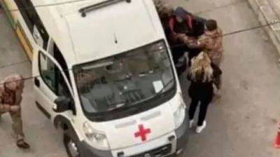 В Одессе люди в военной форме пытались затолкать мужчину в "скорую", начата проверка