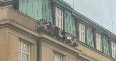 Студенты прятались от стрелка на карнизе крыши: подробности стрельбы в Праге (фото)