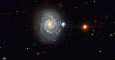 Новый снимок телескопа Хаббл: галактика, свет которой противоречит квантовой физике (фото)