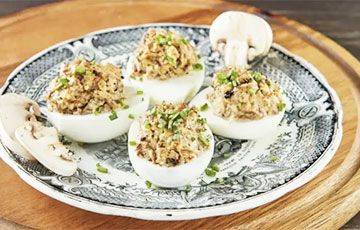 Бюджетная закуска на Новый год: рецепт фантастических фаршированных яиц с грибами
