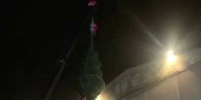 В Мариуполе возле руин Драмтеатра оккупанты начали устанавливать новогоднюю елку