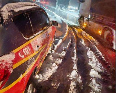 Украину накрывает лютая непогода: спасатели еле успевают вытаскивать авто на трассах - фото