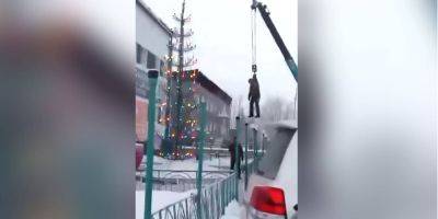 В Якутии коммунальщика подвесили на кране, чтобы украсить новогоднюю елку — видео