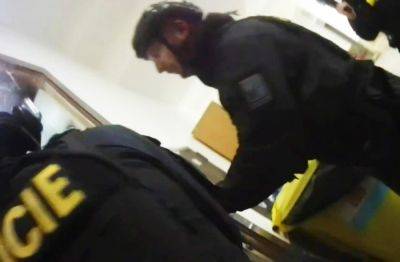 Полиция Праги показала оперативные кадры из Карлова университета: тяжелое видео