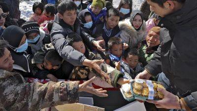 Землетрясение в Китае. В Ганьсу пришли заморозки, для переселенцев строят временное жильё