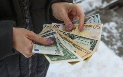 Люди начали подходить к обменникам: эксперт рассказал, что будет с курсом доллара к Новому году
