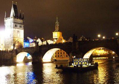 Сегодня на Карловом мосту Праги можно послушать плавучий карильон - vinegret.cz - Чехия - Прага