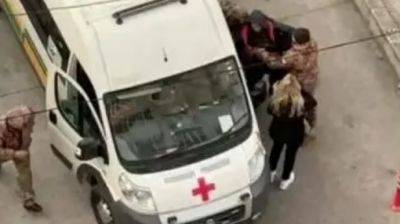 Скандал в Одессе – военные затолкали мужчину в карету скорой - видео
