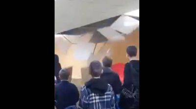 В укрытии одной из школ Киева во время тревоги обвалился потолок и прорвало трубу