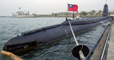 ВМС Тайваня ищут моряков, которых высокой волной смыло с подводной лодки (фото)