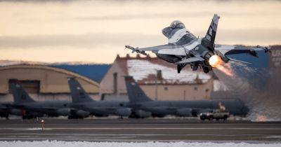 "Законные цели": РФ угрожает ударить по авиабазам НАТО из-за поставки F-16 Украине, — СМИ