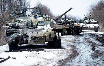 Три русских танкиста бегут в лесополосу под Авдеевкой от своего подбитого танка