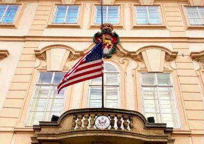 «Мы с вами»: посольства в Праге приспустили флаги в знак солидарности с чешским народом - vinegret.cz - Англия - Германия - Франция - Польша - Канада - Чехия - Прага