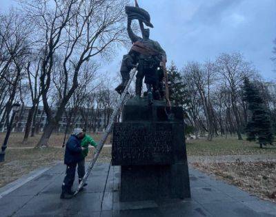 Декоммунизация Киева - коммунальщики демонтировали еще один монумент большевикам - фото